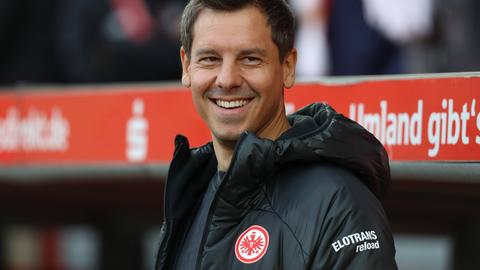 Timmo Hardung mit dicker Winterjacke von Eintracht Frankfurt