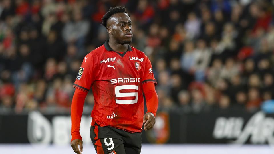 Arnaud Kalimuendo im roten Trikot von Stade Rennes