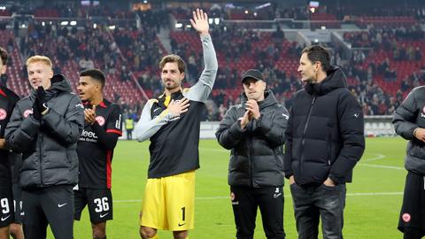 Eintracht Frankfurt: Torhüter Kevin Trapp winkt in Richtung der Fans.