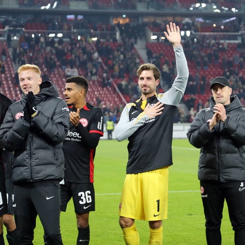 Eintracht Frankfurt: Torhüter Kevin Trapp winkt in Richtung der Fans.