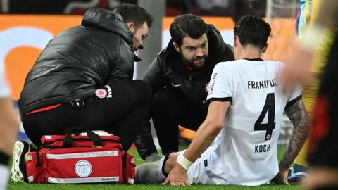 Eintracht-Abwehrchef Robin Koch verletzte sich in Leverkusen.