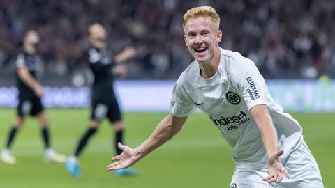 Eintracht-Mittelfeldspieler Hugo Larsson bejubelt seinen Treffer.