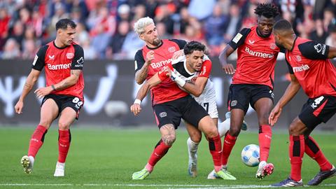 Eintracht Frankfurt - Leverkusen - Marmoush im Zweikampf