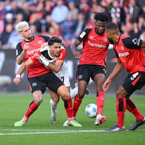 Eintracht Frankfurt - Leverkusen - Marmoush im Zweikampf