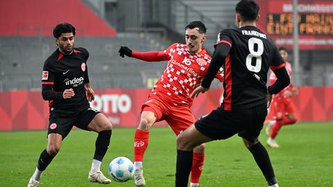 Mo Dahoud und Farès Chaibi gegen Paul Nebel von Mainz 05