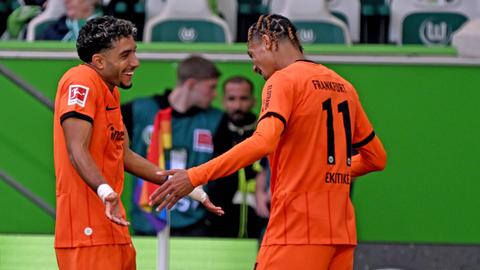 Eintracht Frankfurt: Omar Marmoush und Hugo Ekitiké jubeln gemeinsam.