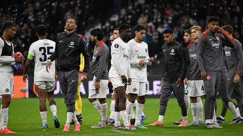 Die Eintracht-Spieler sind nach dem 3:3 gegen Pilsen enttäuscht.