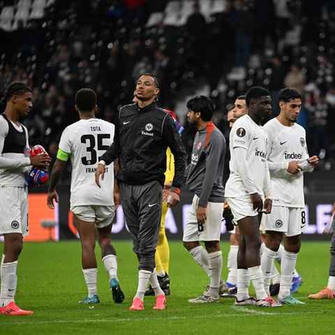 Die Eintracht-Spieler sind nach dem 3:3 gegen Pilsen enttäuscht.