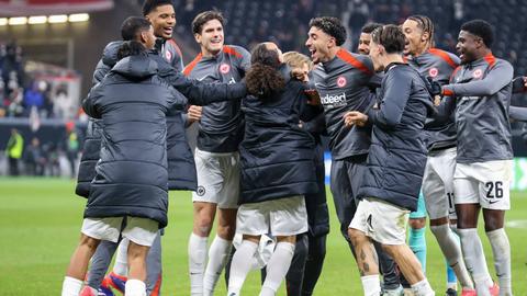 Die Eintracht-Spieler feiern sich und den Sieg gegne Slavia Prag