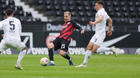 Donny van de Beek am Ball