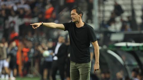 Eintracht-Trainer Dino Toppmöller ärgerte sich über den Last-Minute-Gegentreffer.