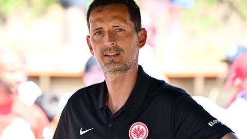 Eintracht-Trainer Dino Toppmöller blickt in die Kamera.