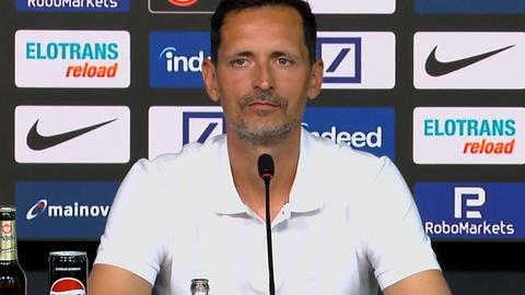 Eintracht-Trainer Dino Toppmöller sitzt bei der Pressekonferenz