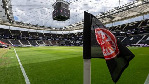 Die Eckfahne mit Eintracht-Emblem im Vordergrund. Das fast-leere Frankfurter Waldstadion im Hintergrund