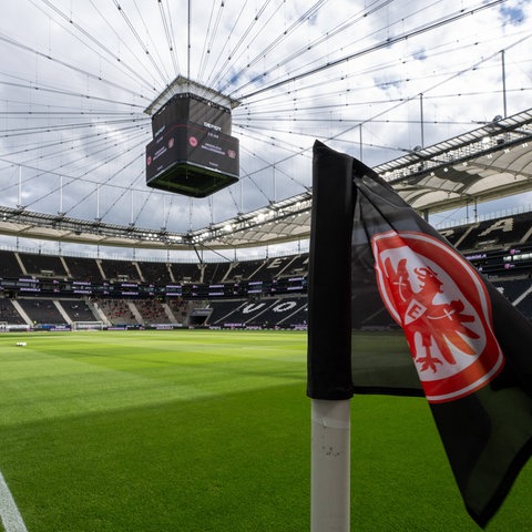 Die Eckfahne mit Eintracht-Emblem im Vordergrund. Das fast-leere Frankfurter Waldstadion im Hintergrund