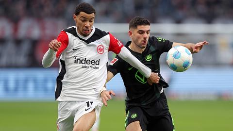 Eintracht-Stürmer Hugo Ekitiké im Zweikampf mit Wolfsburgs Konstantinos Koulierakis