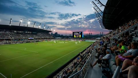 Im 15.300 Fans fassenden Lynn Family Stadium spielt de Eintracht gegen Louisville.