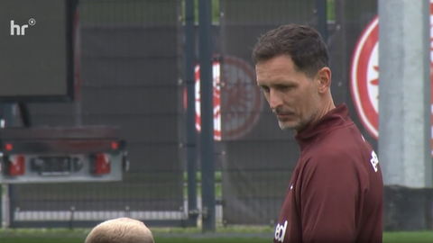 Dino toppmöller spricht mit einem kleinen Fan beim Training