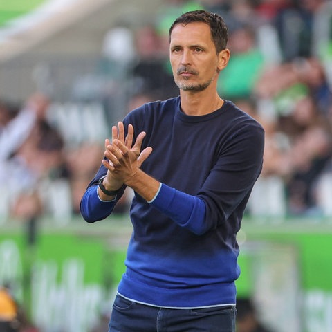 Dino Toppmöller applaudiert in Wolfsburg