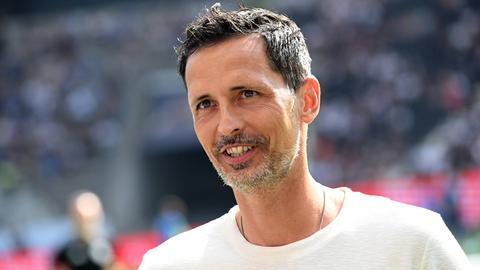 Dino Toppmöller lächelt beim Heimspiel gegen Hoffenheim