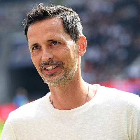 Dino Toppmöller lächelt beim Heimspiel gegen Hoffenheim