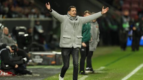 Eintracht-Trainer Dino Toppmöller beim Spiel in Herning