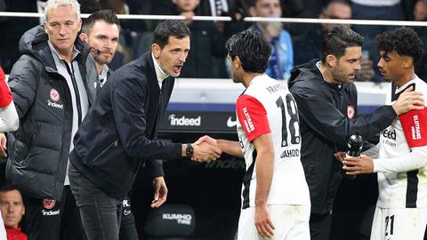 Eintracht-Trainer Dino Toppmöller gratuliert Torschütze Mo Dahoud.