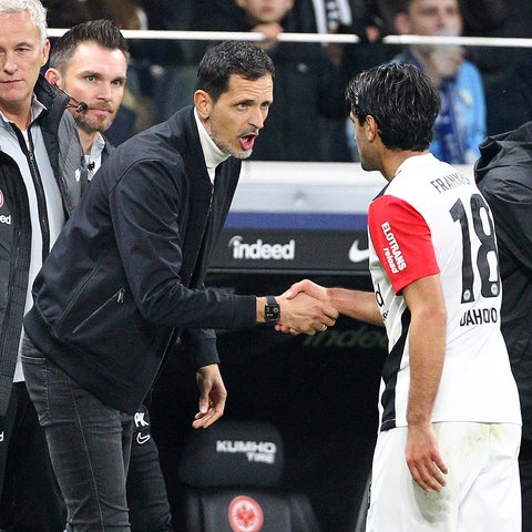 Eintracht-Trainer Dino Toppmöller gratuliert Torschütze Mo Dahoud.