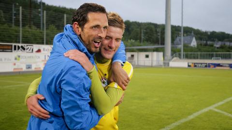 Dino Toppmöller jubelt als Trainer von Düdelingen. 