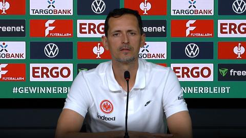 Dino Toppmöller auf der Pressekonferenz vor dem Pokalspiel gegen Gladbach