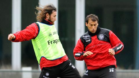 Die fußballerischen Anfänge des Cenk Tosun (rechts), hier im Eintracht-Training gegen Ioannis Amanatidis.