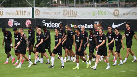 Eintracht-Spieler laufen