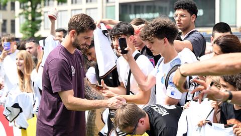 Kevin Trapp schreibt Autogramme im Dress der Nationalmannschaft