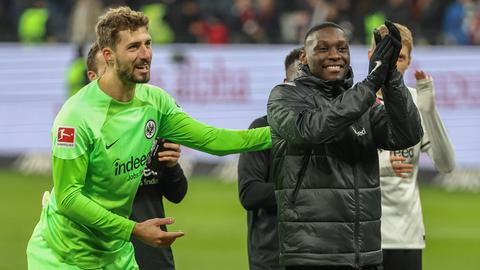 Kevin Trapp und Kolo Muani beim Feiern