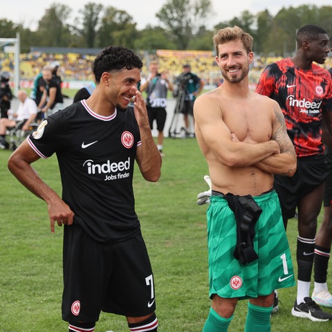 Die Eintracht-Spieler lachen nach dem Sieg bei Lok Leipzig