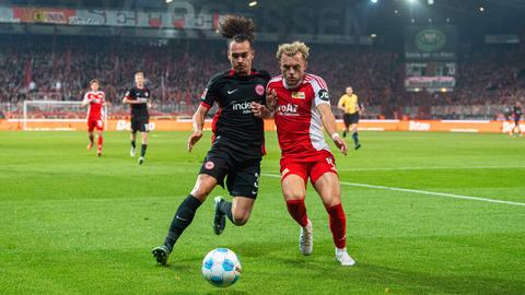 Union Berlin gegen Eintracht Frankfurt: Zweikampf zwischen Arthur Theate und Benedict Hollerbach 