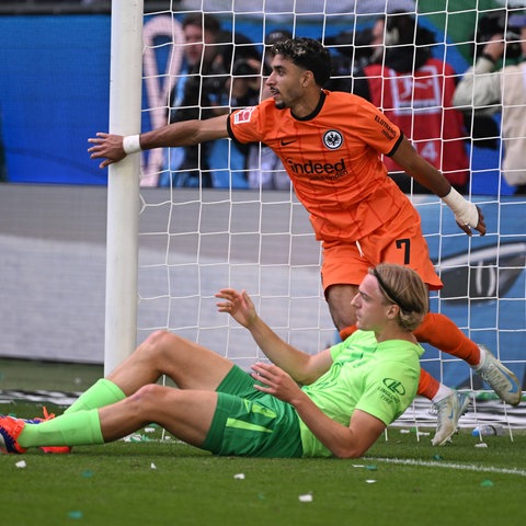 Frankfurts Omar Marmoush trifft zum 1:0 in Wolfsburg