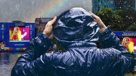 Eine Collage von mehreren Bildern zeigt die Frankfurter Fanmeile von 2024 im Regen