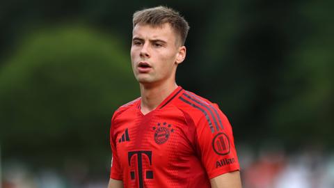Gabriel Vidovic im roten Trikot des FC Bayern München