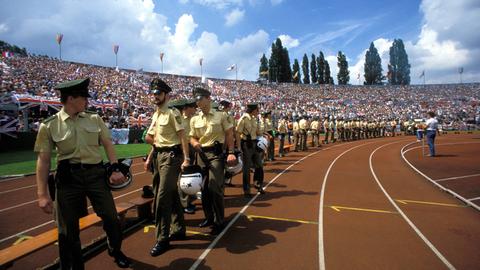 Hohe Polizeipräsenz 1988 beim Auftritt der Engländer im Frankfurter Waldstadion.