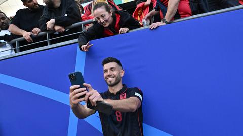 Klaus Gjasula macht ein Selfie mit einem Albanien-Fan.