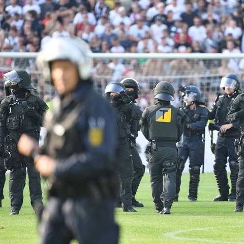 Polizisten bei einem Fußballspiel