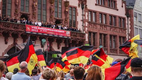 Die Nationalmannschaft wird am Römer von den Fans empfangen.