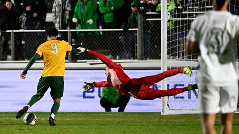 Der Moment, als er zum Helden wurde: Maxi Kissel erzielt das Siegtor.