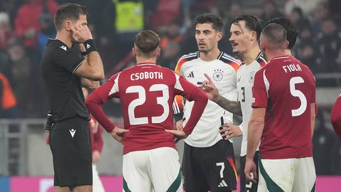 Frankfurts Robin Koch im Mittelpunkt beim DFB-Spiel.