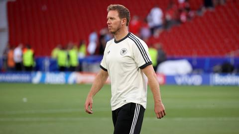 Julian Nagelsmann läuft über den Rasen im Stuttgarter EM-Stadion