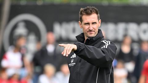 Trainer 1. FC Nürnberg - Miroslav Klose zeigt nur Seite.