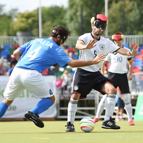 Ali Pektas am Ball für die deutsche Blindenfußball-Nationalmannschaft