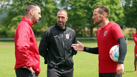 Profierfahrung für den FC Gießen: Trainer Daniyel Cimen (Mitte) und der noch immer spielende Michael Fink (rechts). 