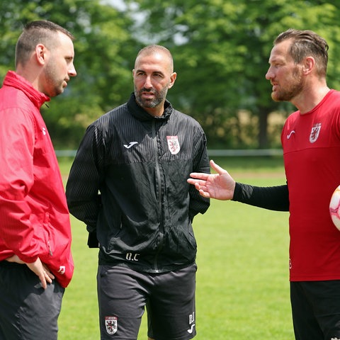 Profierfahrung für den FC Gießen: Trainer Daniyel Cimen (Mitte) und der noch immer spielende Michael Fink (rechts). 